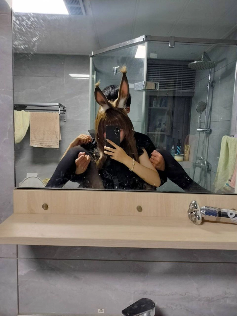 头上戴着熊猫帽子的女孩。