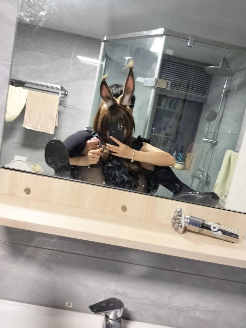 头上戴着熊猫帽子的女孩。