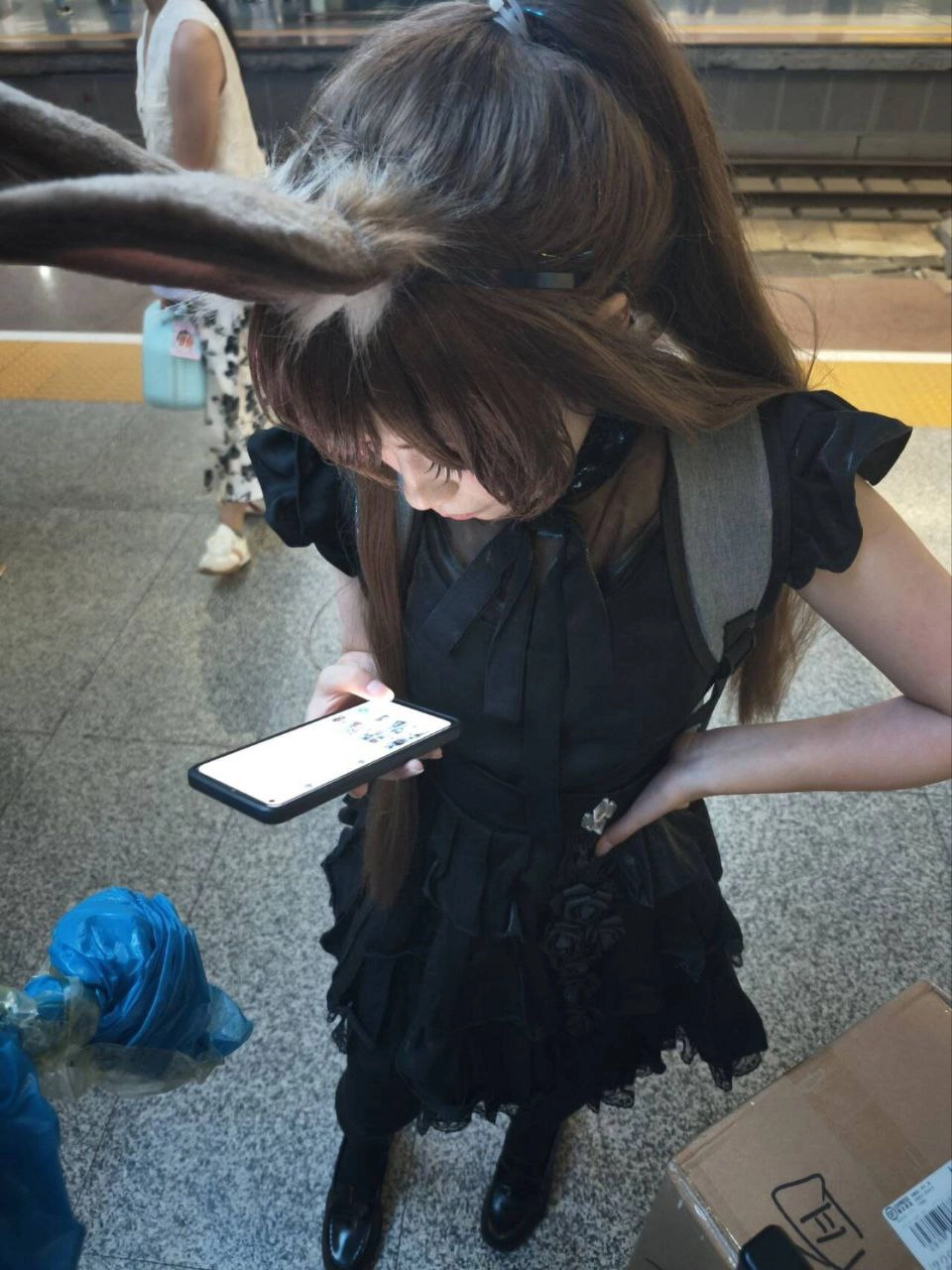 头上戴着熊猫帽子的女孩。