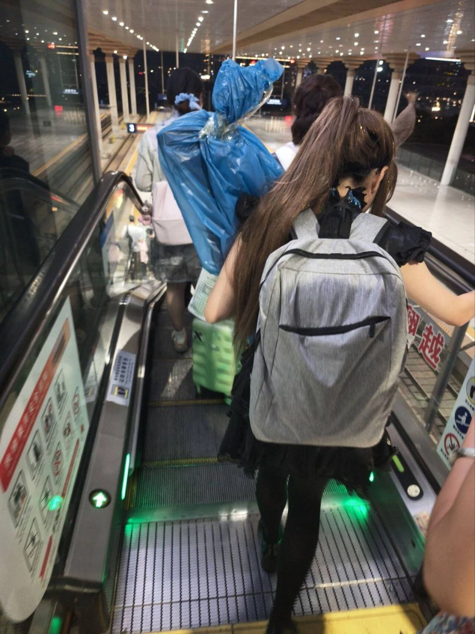 头上戴着熊猫帽子的女孩。