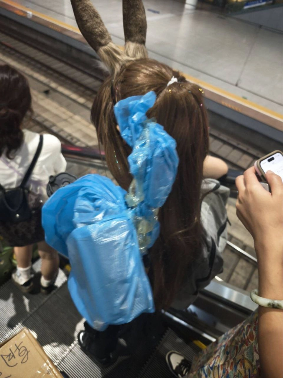 头上戴着熊猫帽子的女孩。