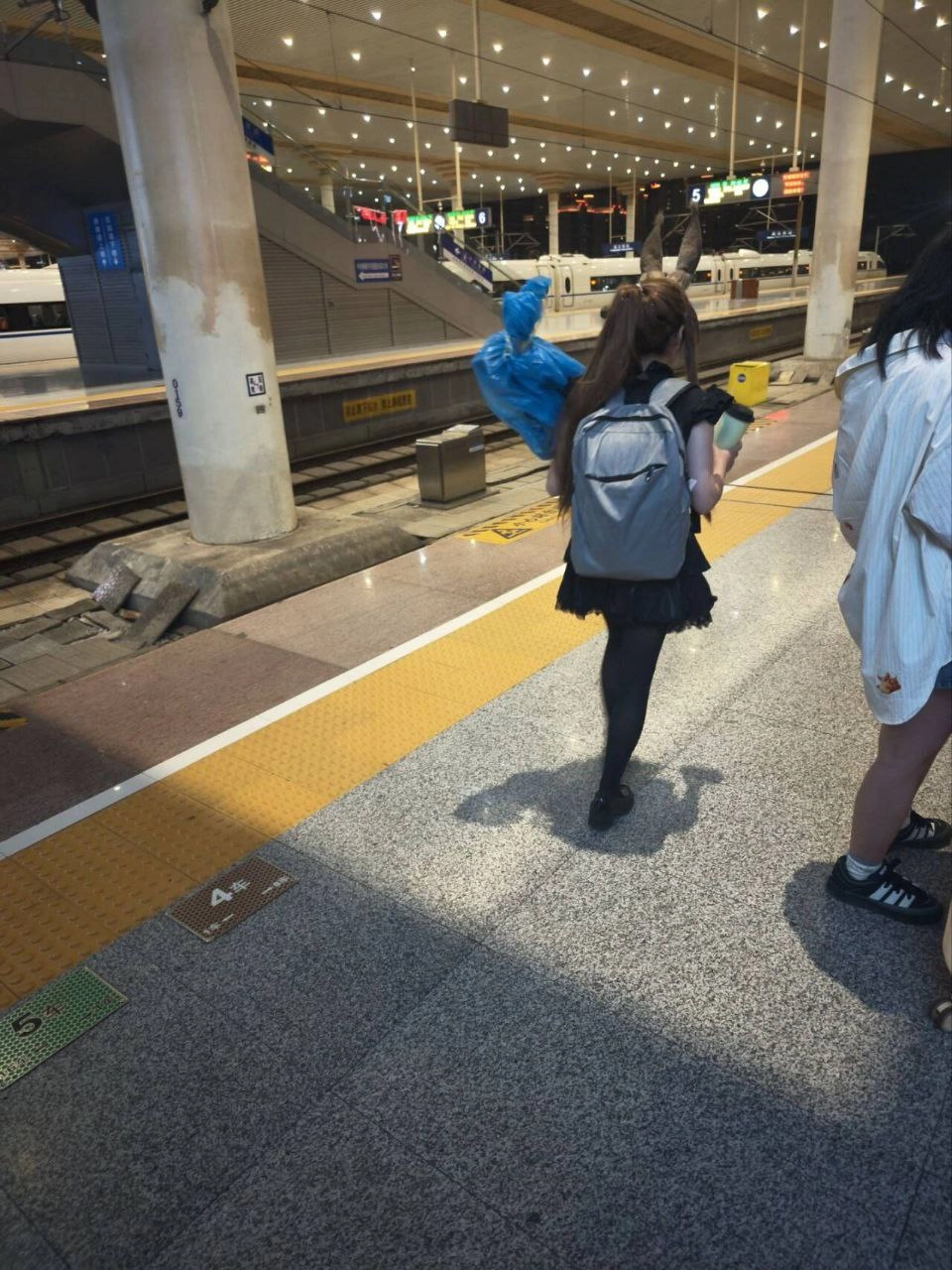 头上戴着熊猫帽子的女孩。