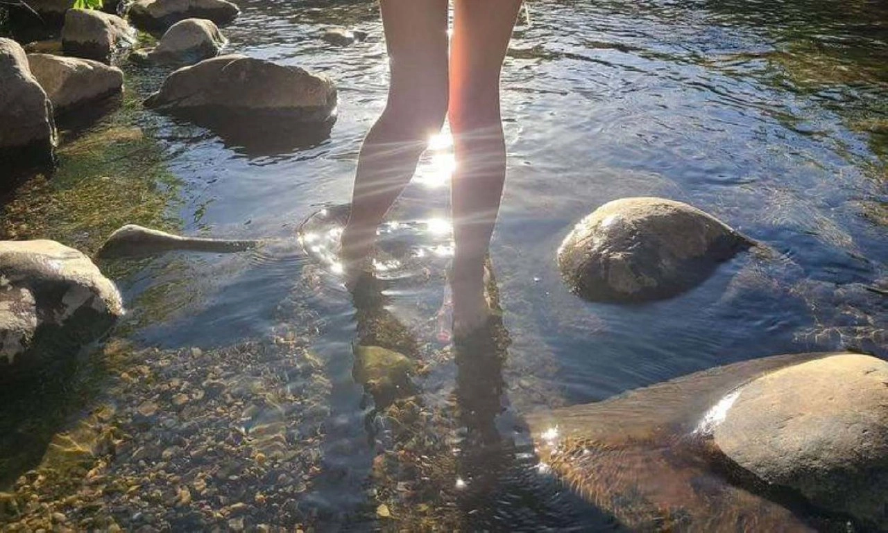 人的脚在水里。