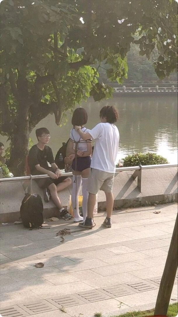 男人正在调整一个女人的胸带。