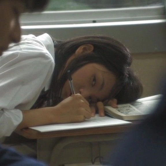 女孩写在一本书上。