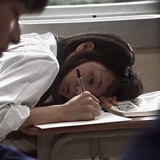 女孩写在一本书上。