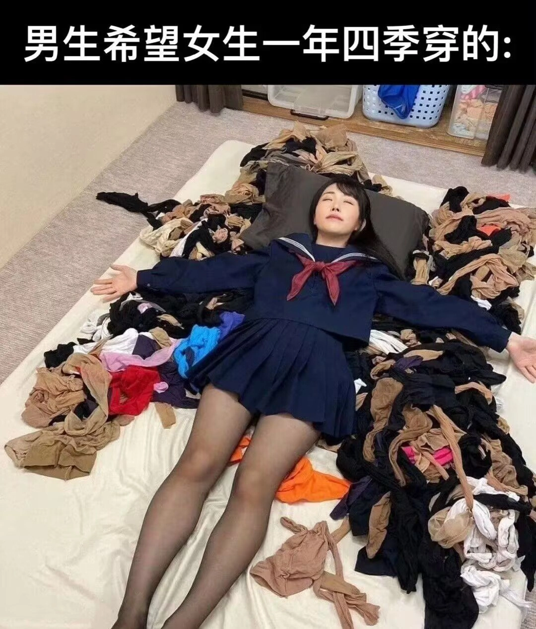 穿着蓝色衣服的女孩躺在一张床上,周围有衣服。