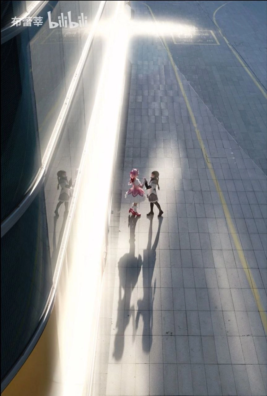 一群女孩站在一条街道上。