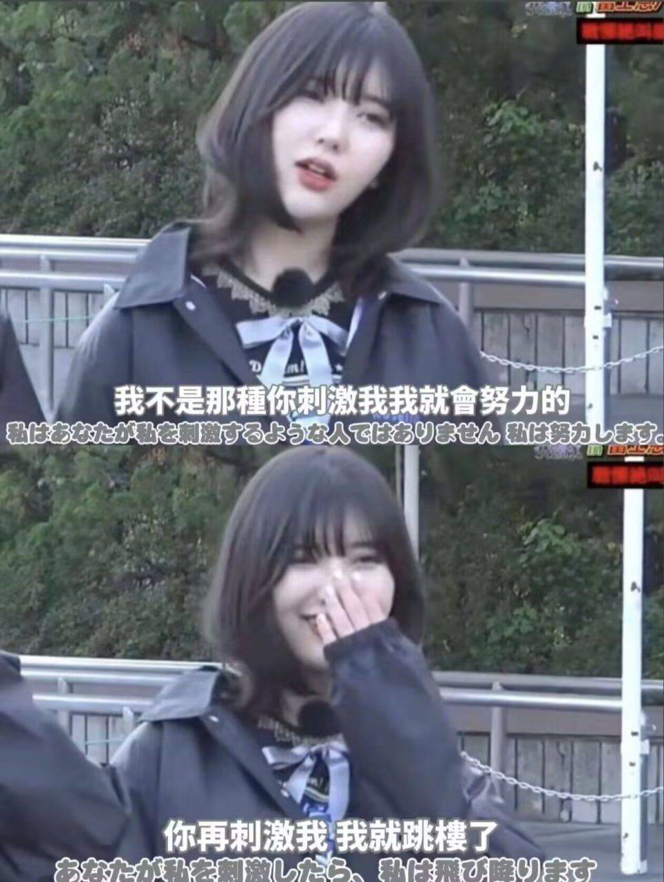 女孩穿着一件黑色的夹克和一根弓在她的头发上。