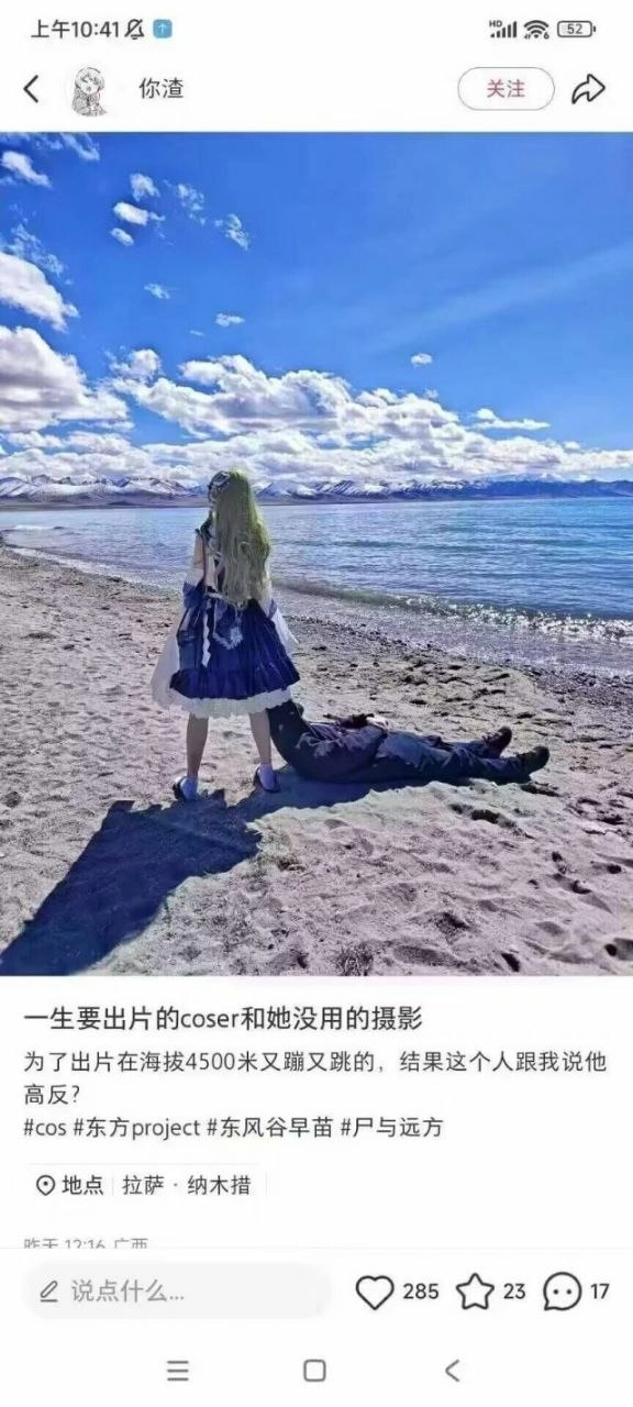 女人站在海滩上,一个男人躺在沙子上。