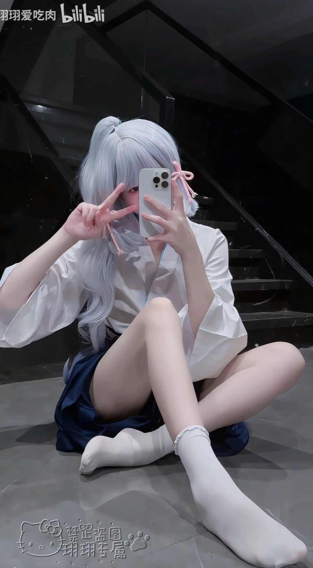 女人用手机拍自拍。