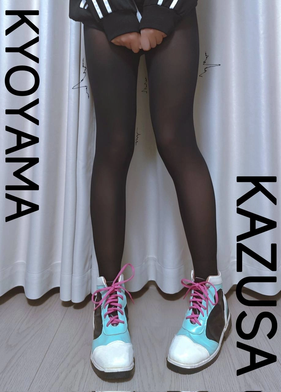 女人的腿,穿着黑色的袜子。