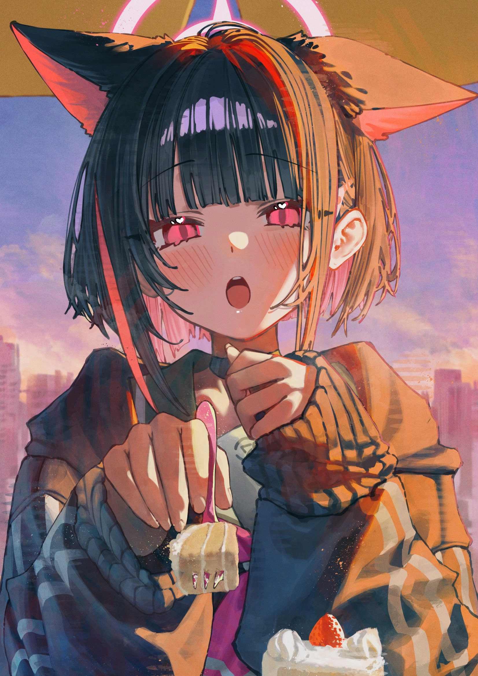 女孩头上有一只猫的头拿着一块蛋糕。