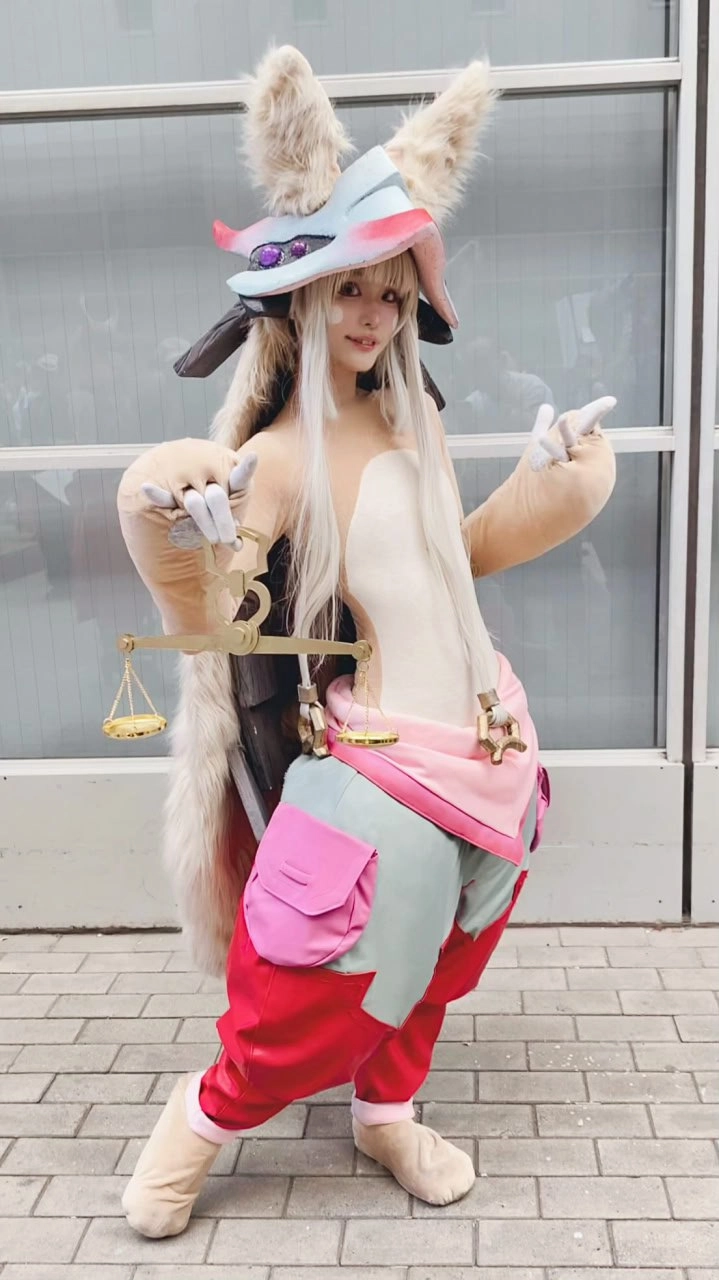 女人穿着像一个法官,拿着一个梯子。