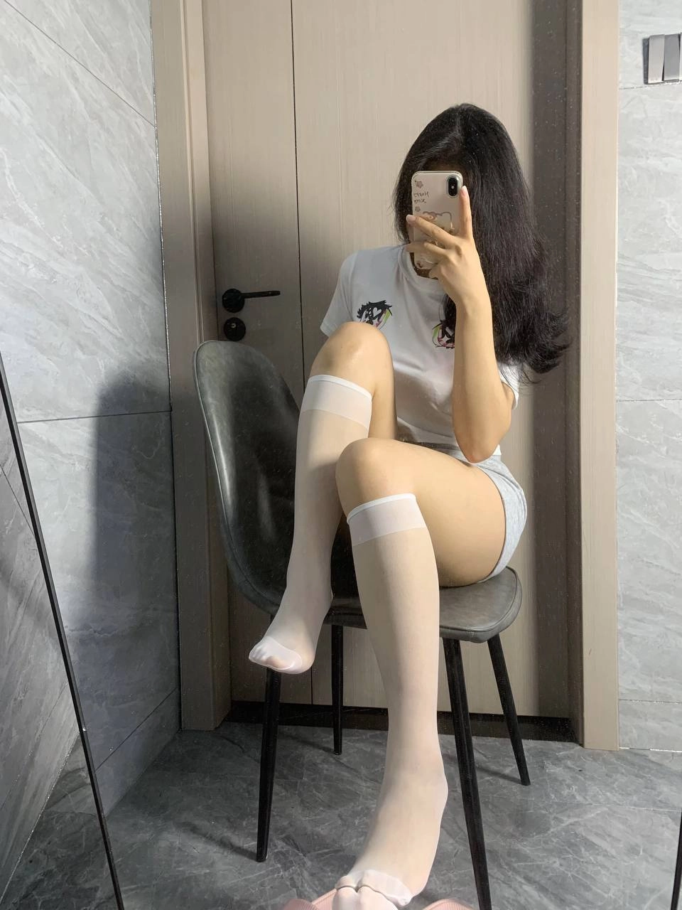 女人在镜子里拍自拍。