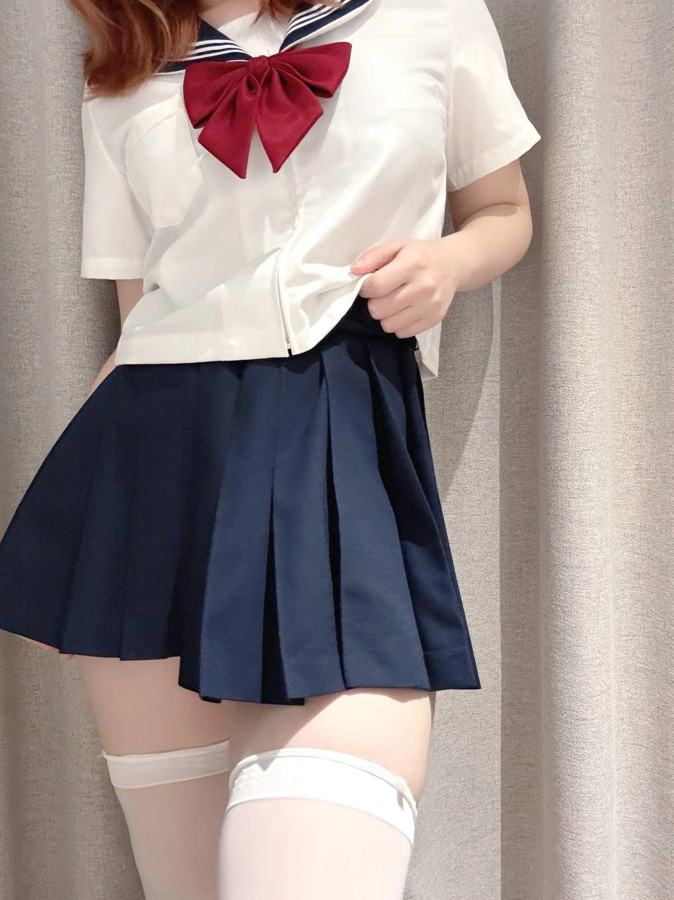 穿着白色衬衫和蓝色裙子的女孩。