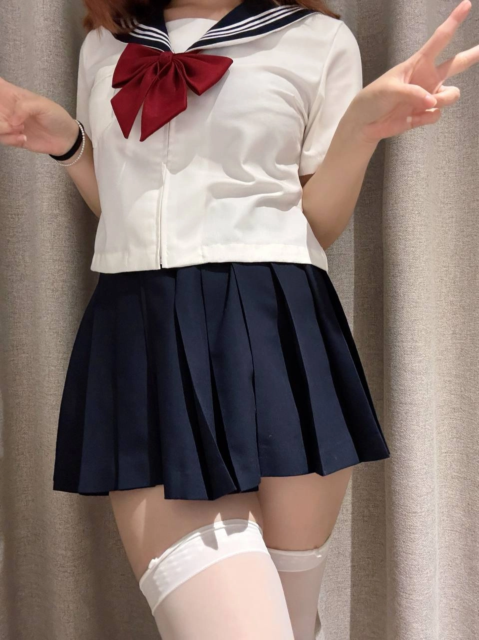 穿着白色衬衫和蓝色裙子的女孩。