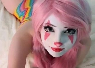 小丑脸和粉红色的头发的女孩。