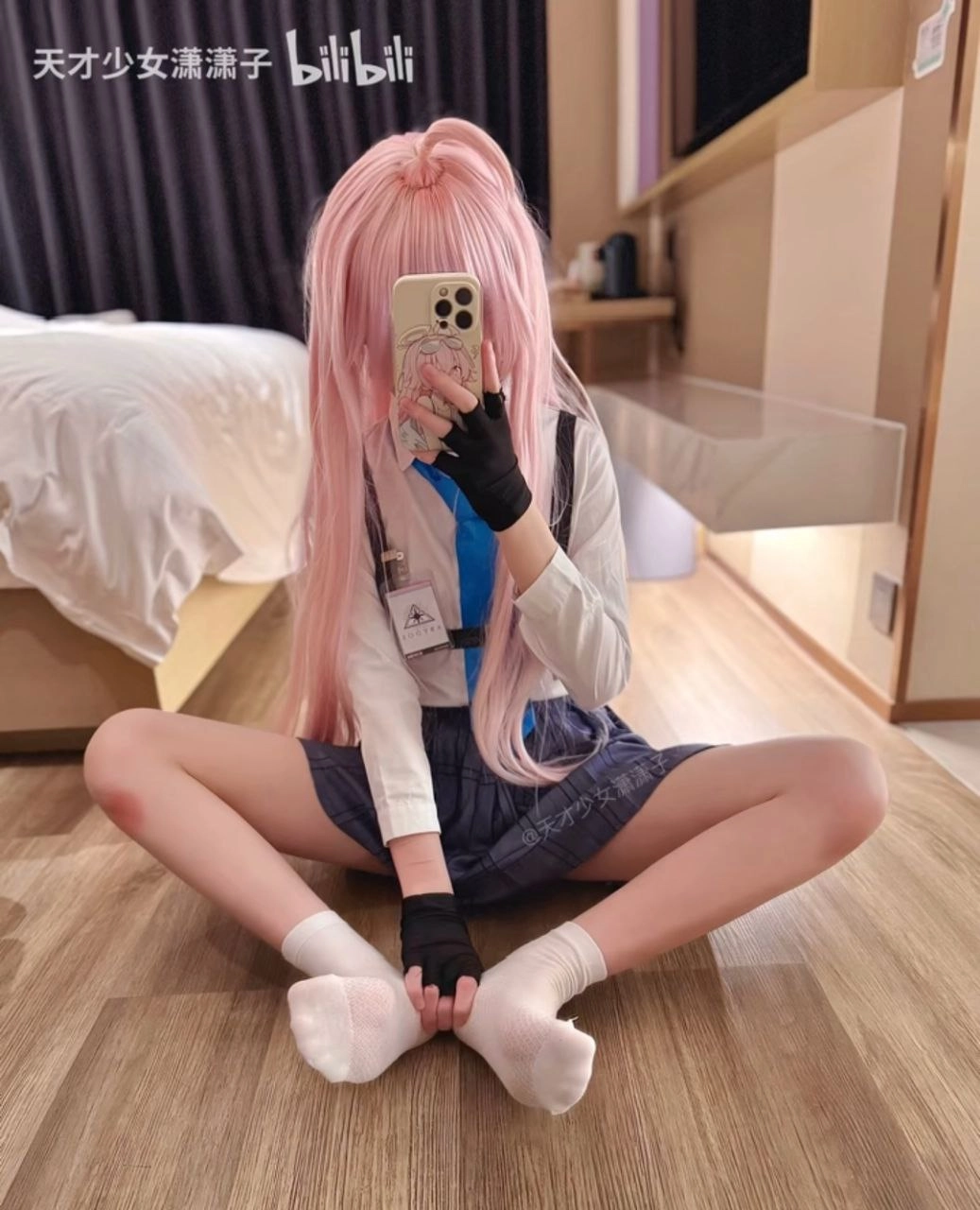 粉红色头发和蓝色衬衫的女孩拍了一张自拍。