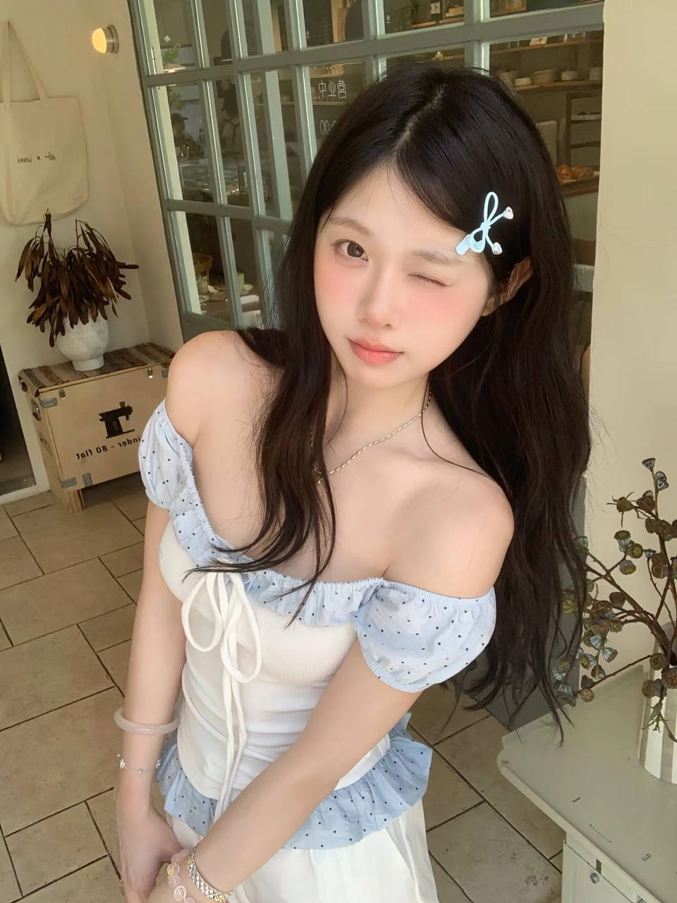 长头发的女人,她的头发里有蓝色弓。