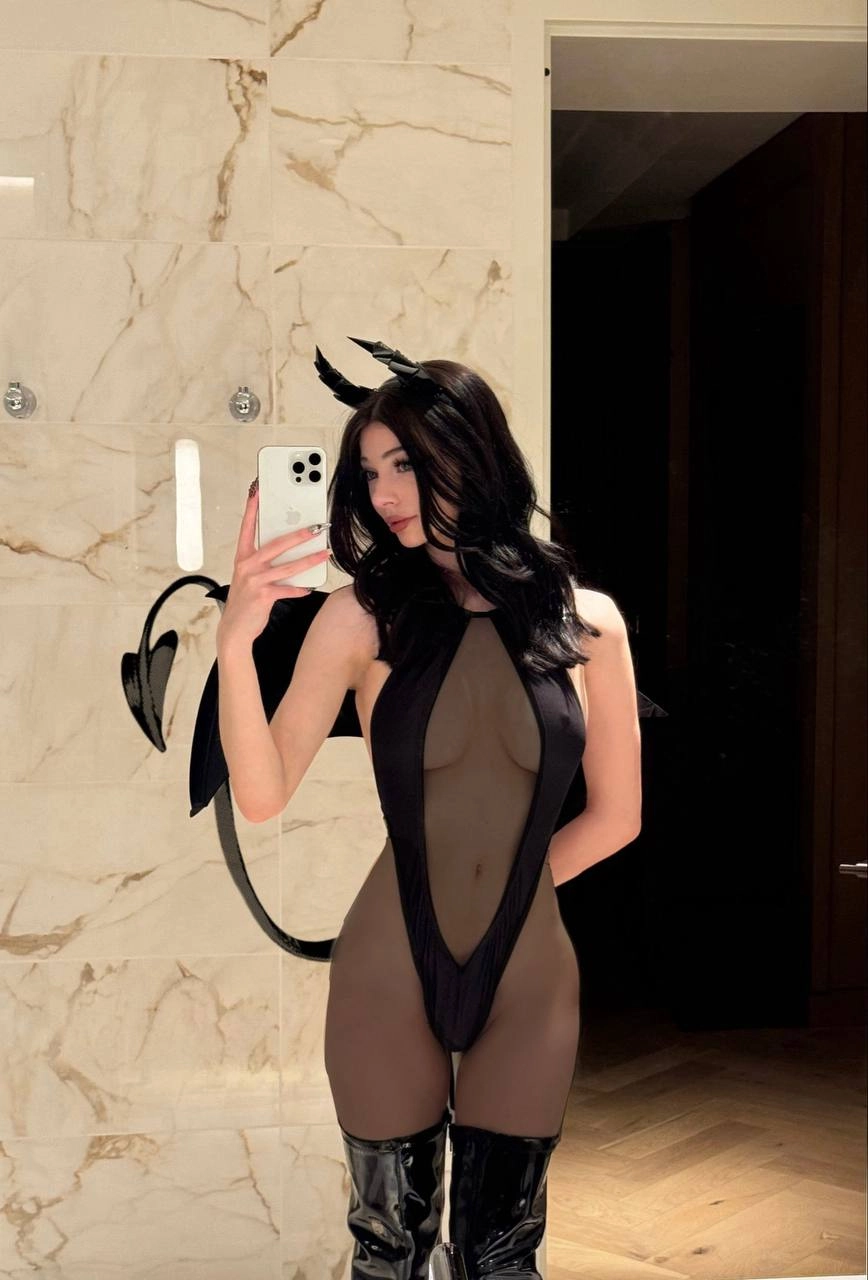 穿比基尼的女人拍了一张自拍。