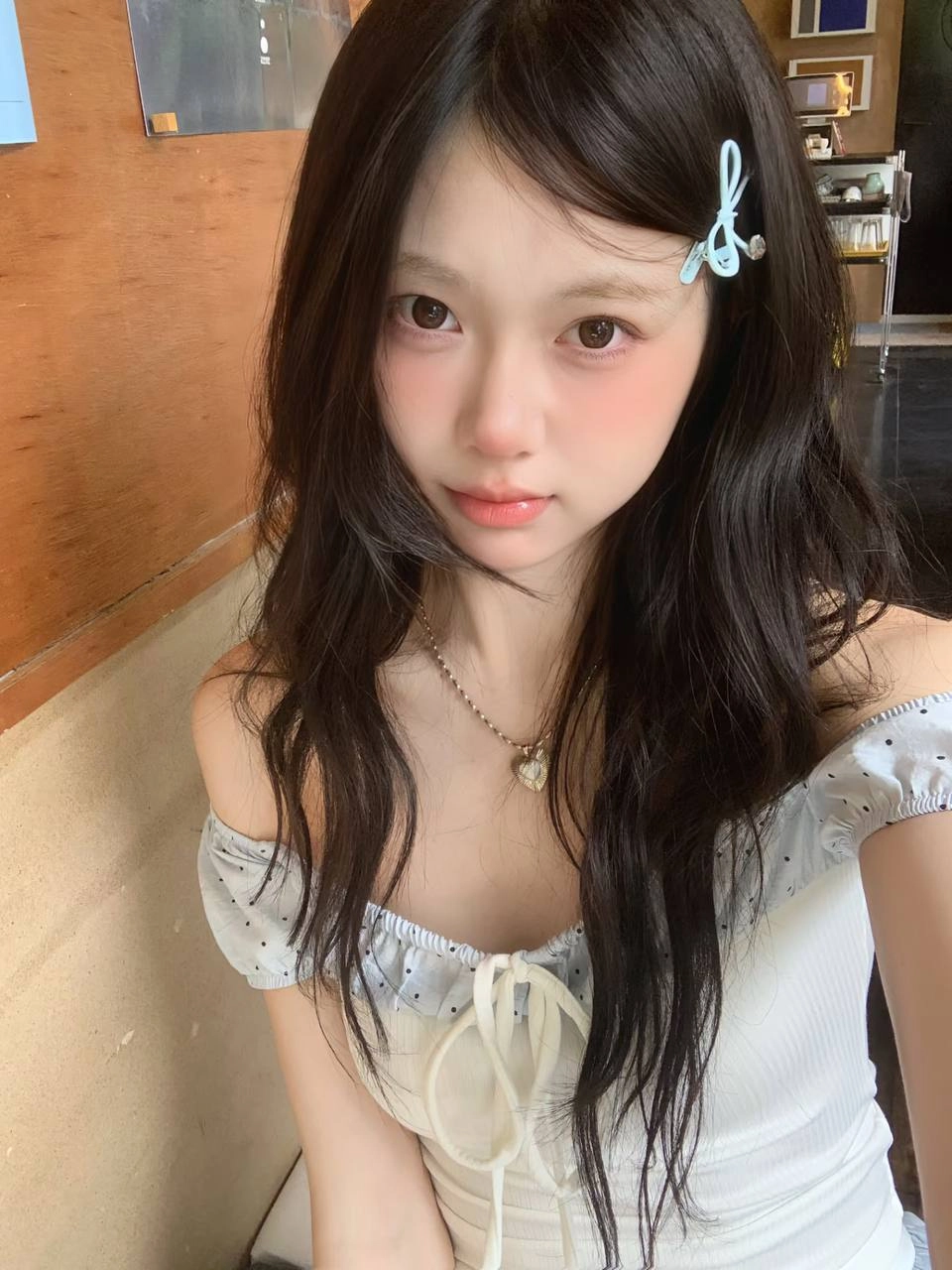 长头发的女人,她的头发里有蓝色弓。