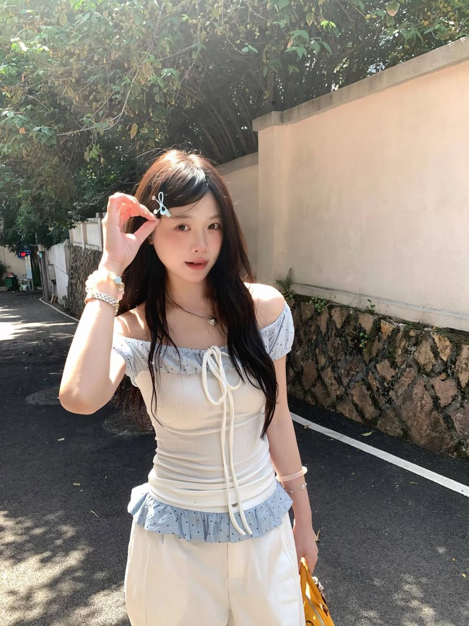 长头发的女人,她的头发里有蓝色弓。