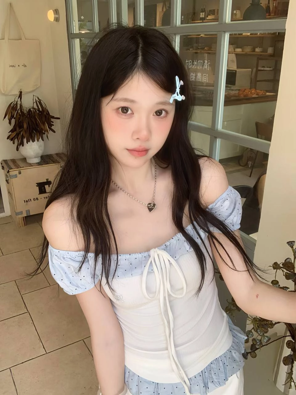 长头发的女人,她的头发里有蓝色弓。