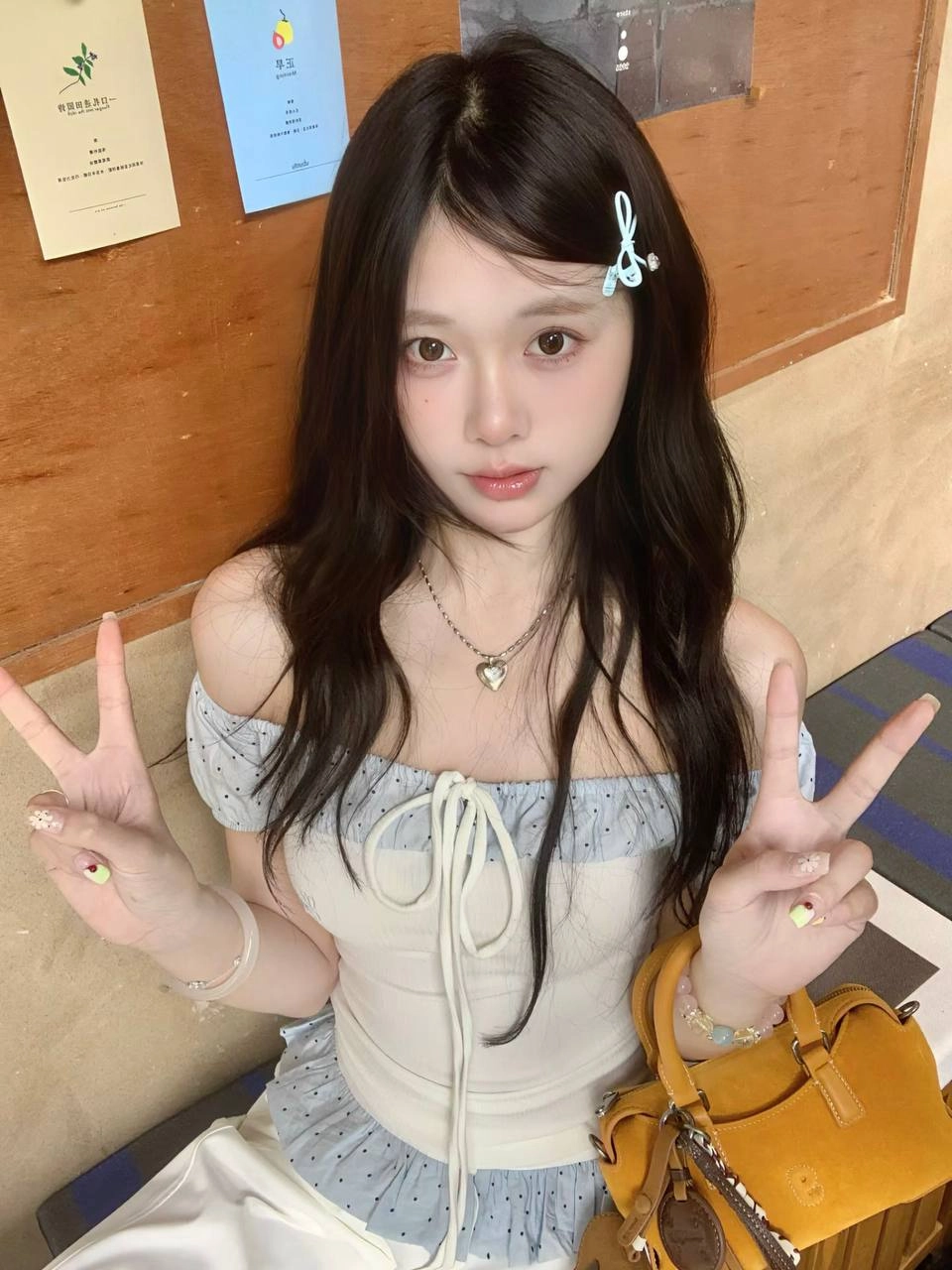 长头发的女人,她的头发里有蓝色弓。