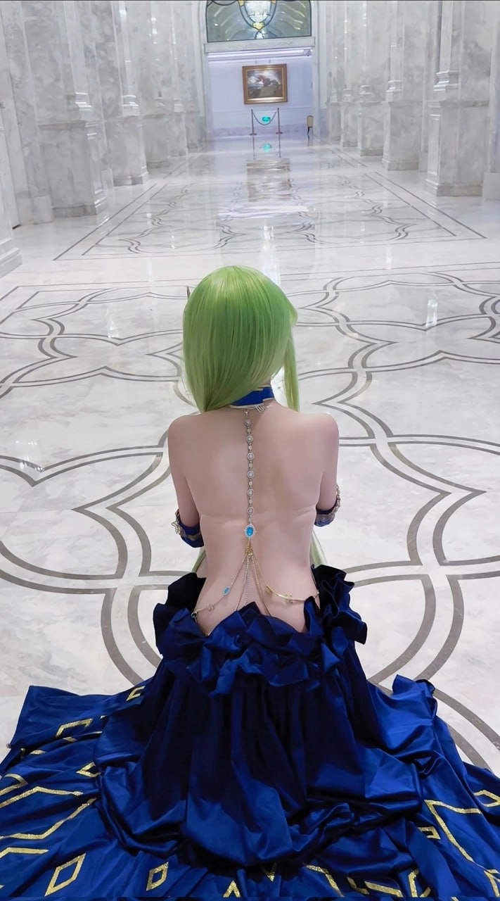 有绿色头发和蓝色裙子的女人。