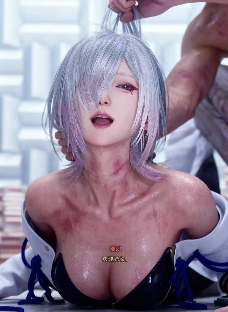 穿着白胡子和蓝色衬衫的女人被一个男人握住。