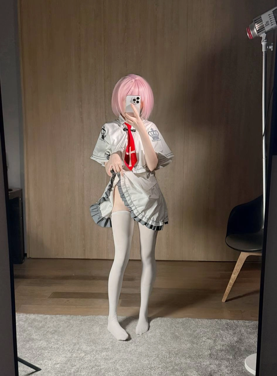 穿着粉红色毛衣和白色衬衫的女人拍了一张自拍。