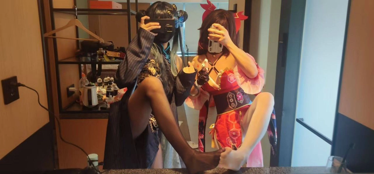 两个女人在镜子前拍自拍。