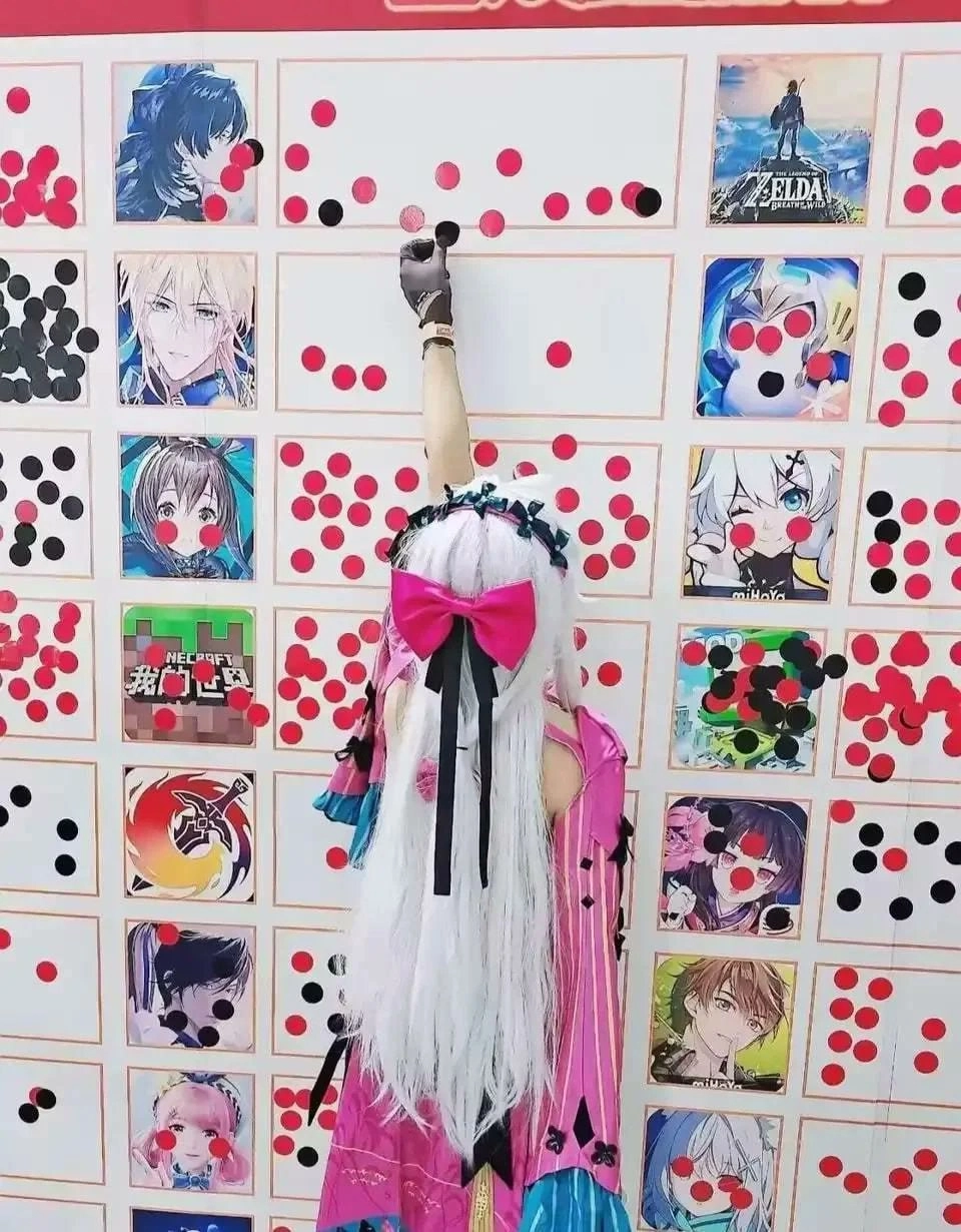 女孩在头发上有粉红色的弓,正在玩视频游戏。