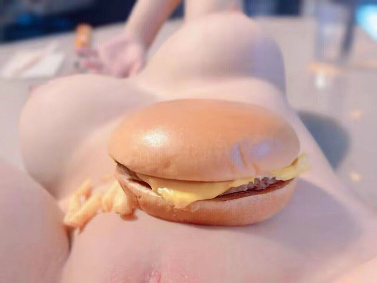 女人肚子上的汉堡。