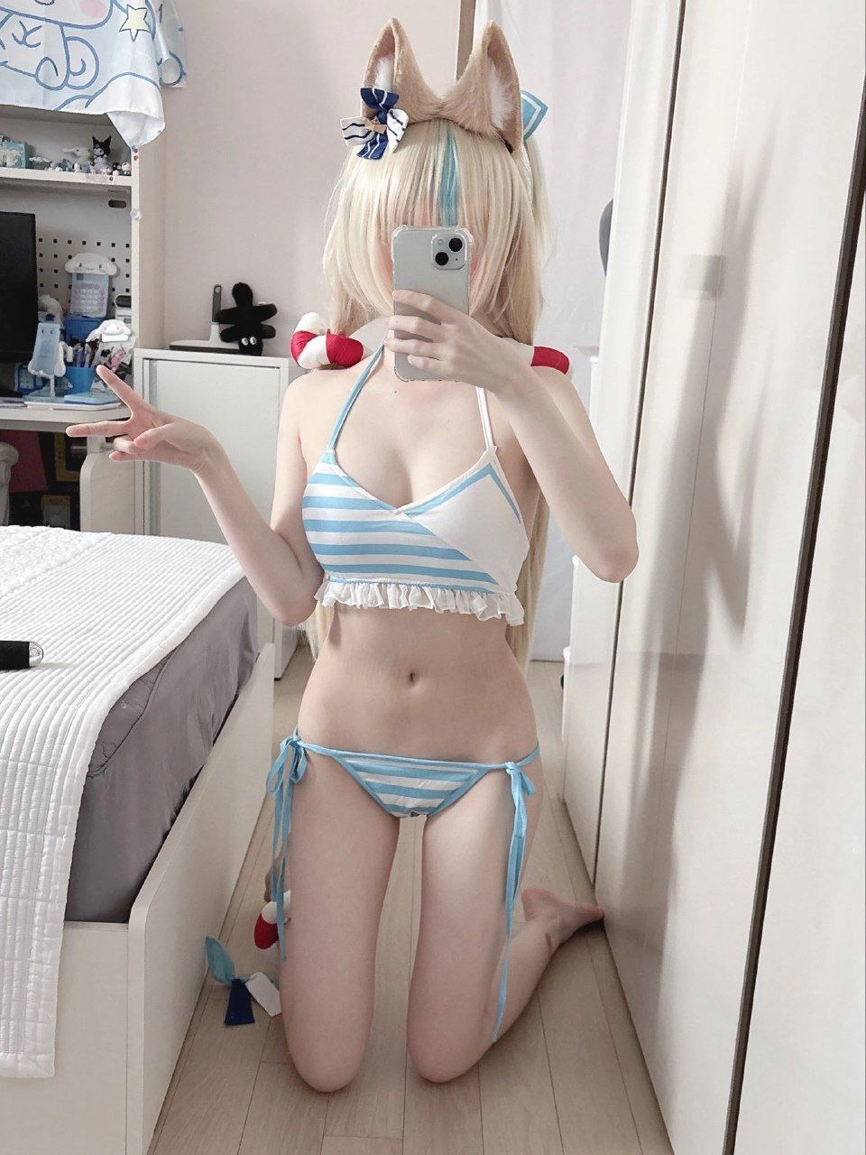 穿比基尼的女人拍了一张自拍。