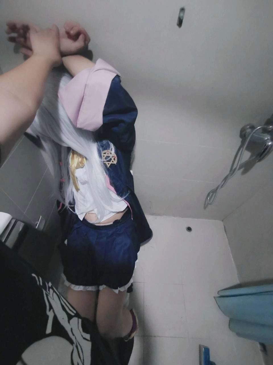 白头发的女孩被一个人在浴室里抓住。