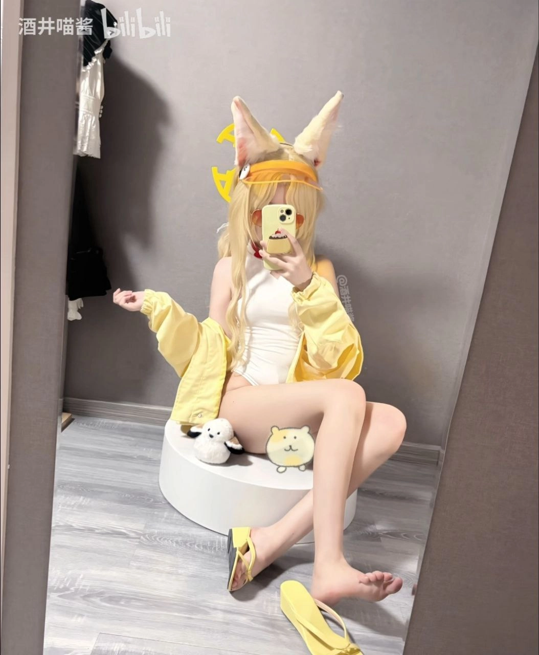 女人用手机拍自拍。