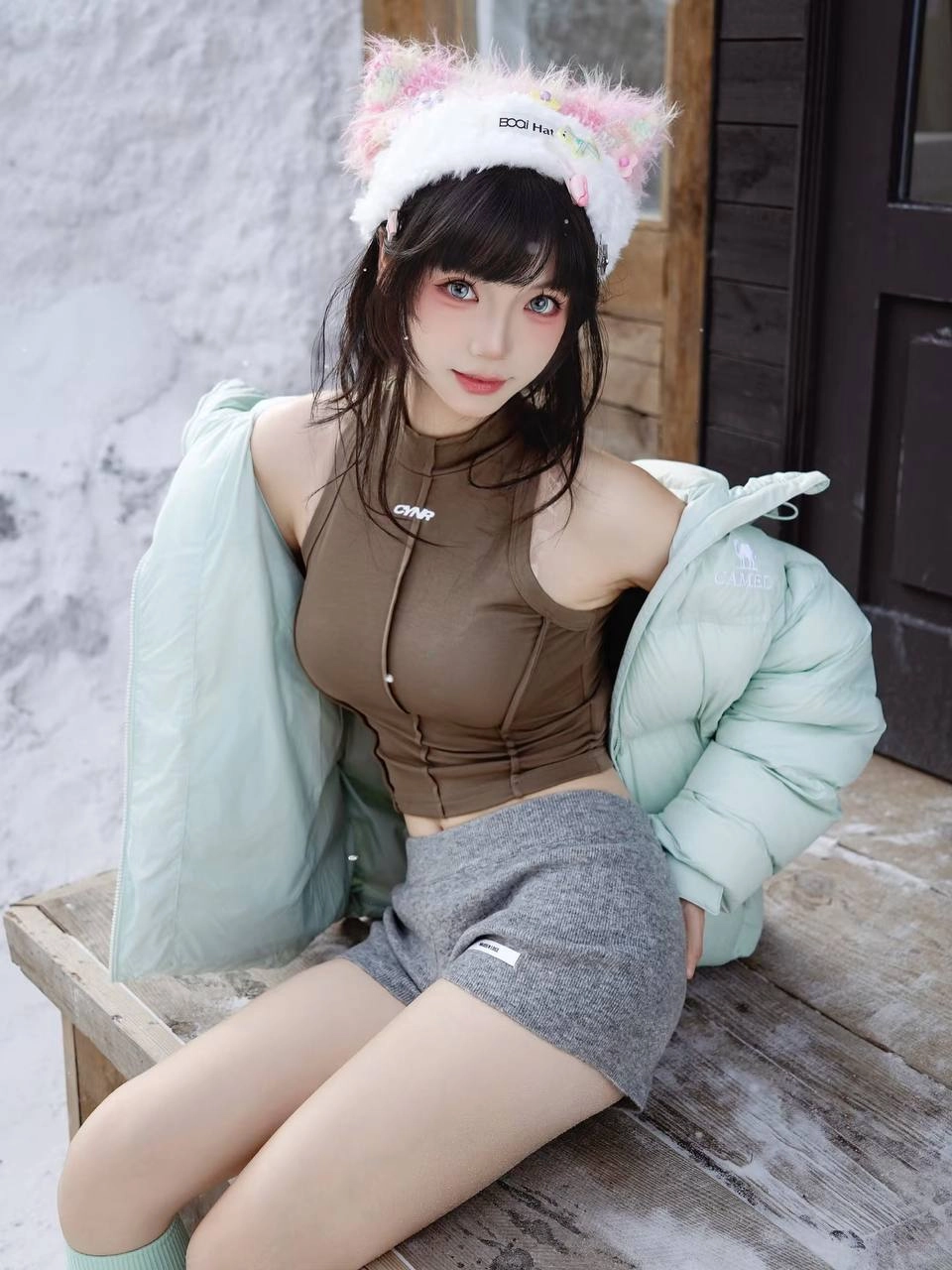 穿着白色帽子和棕色坦克顶的女人。