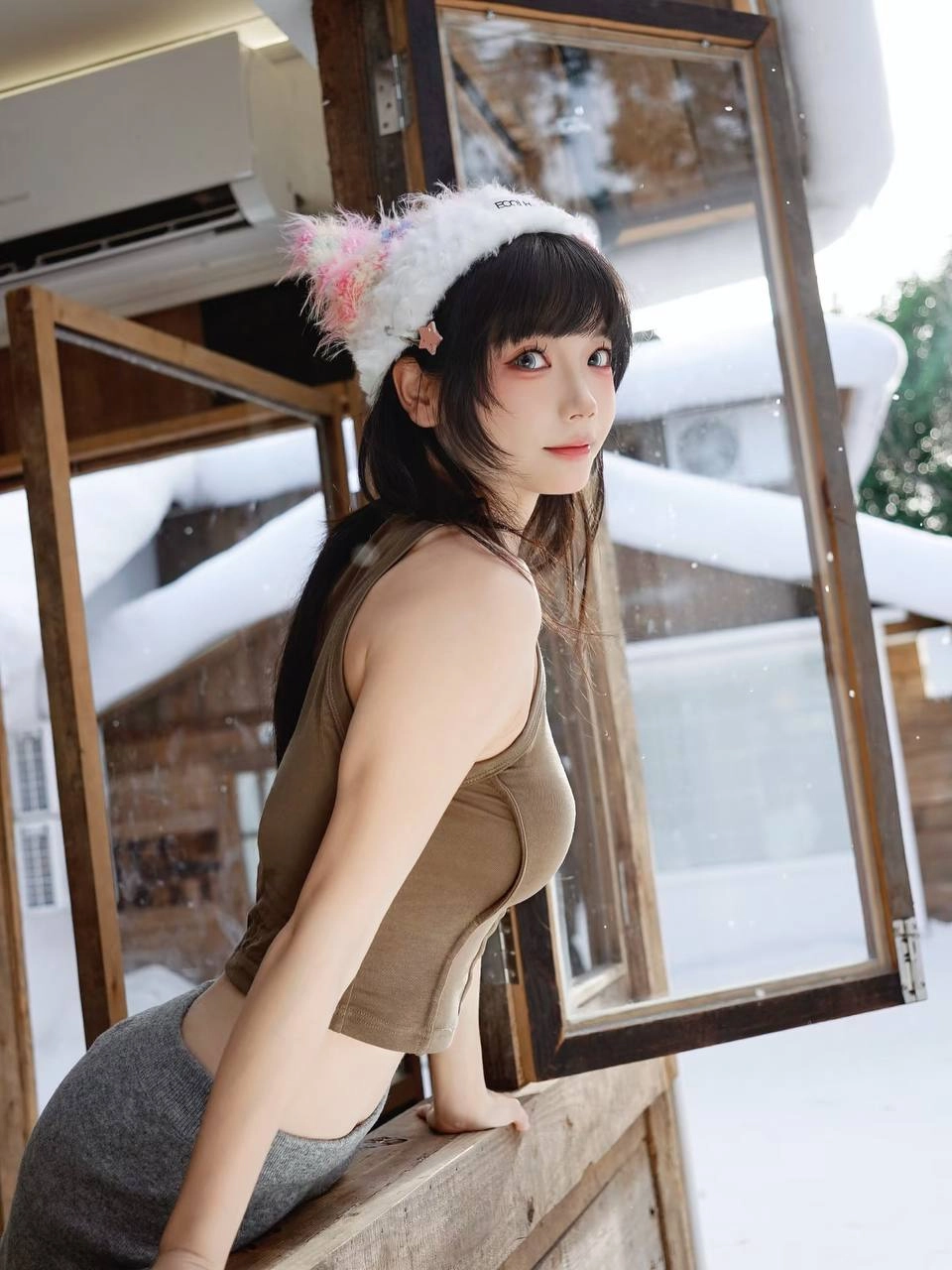 穿着白色帽子和棕色坦克顶的女人。