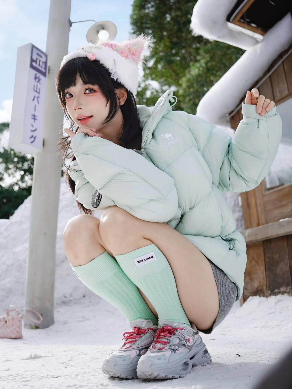 穿着白色帽子和棕色坦克顶的女人。