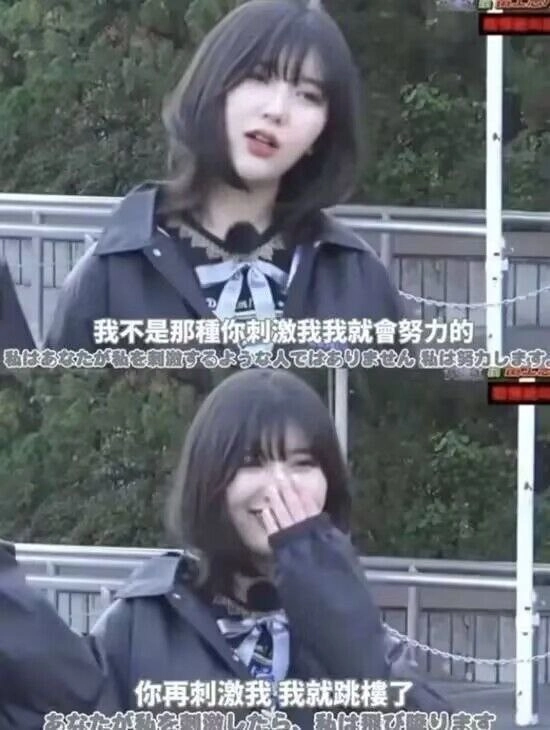 女人手里拿着麦克风。