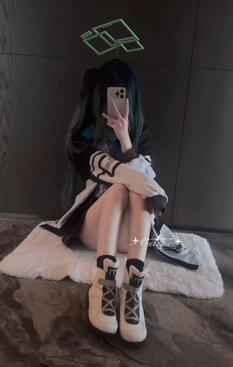 女人用手机拍自拍。