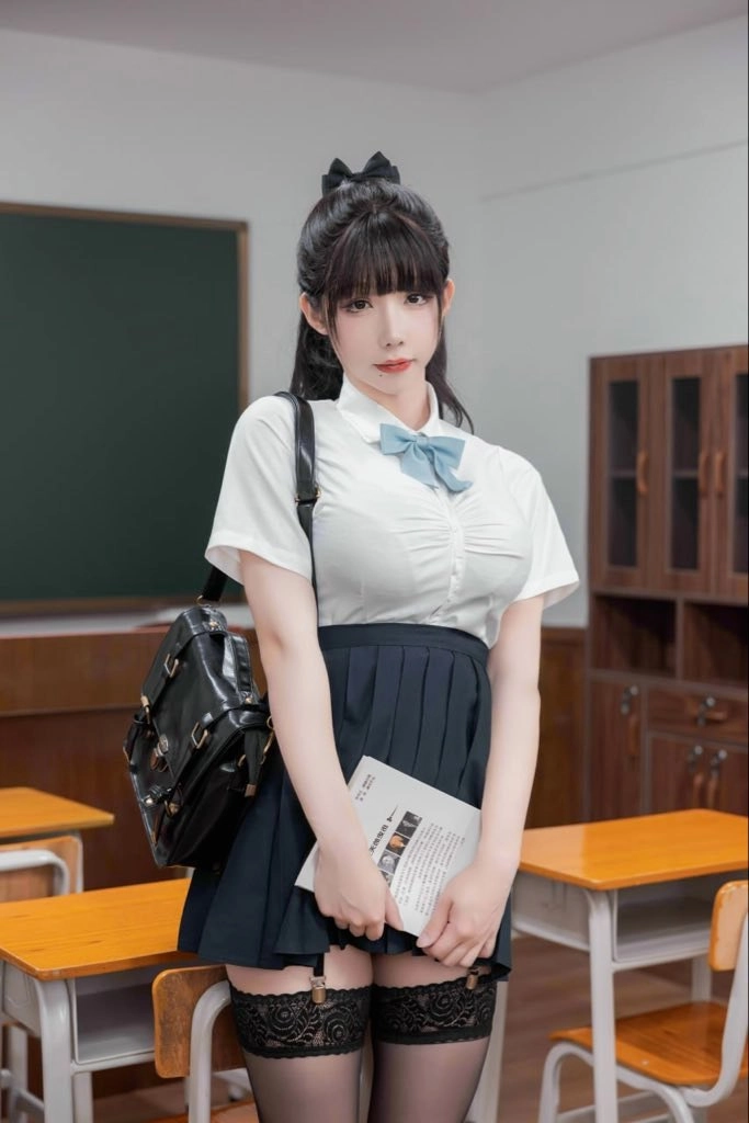 穿着白色衬衫和黑色裙子的女孩拿着一本书。