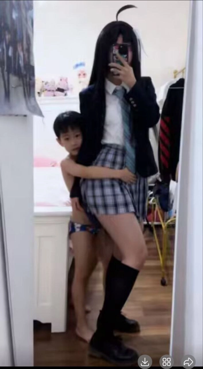 女人在浴衣里拥抱一个孩子。