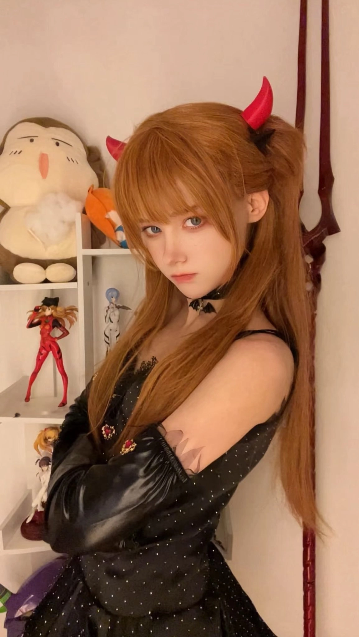 长头发的女孩和一件黑色的衬衫为一张照片。