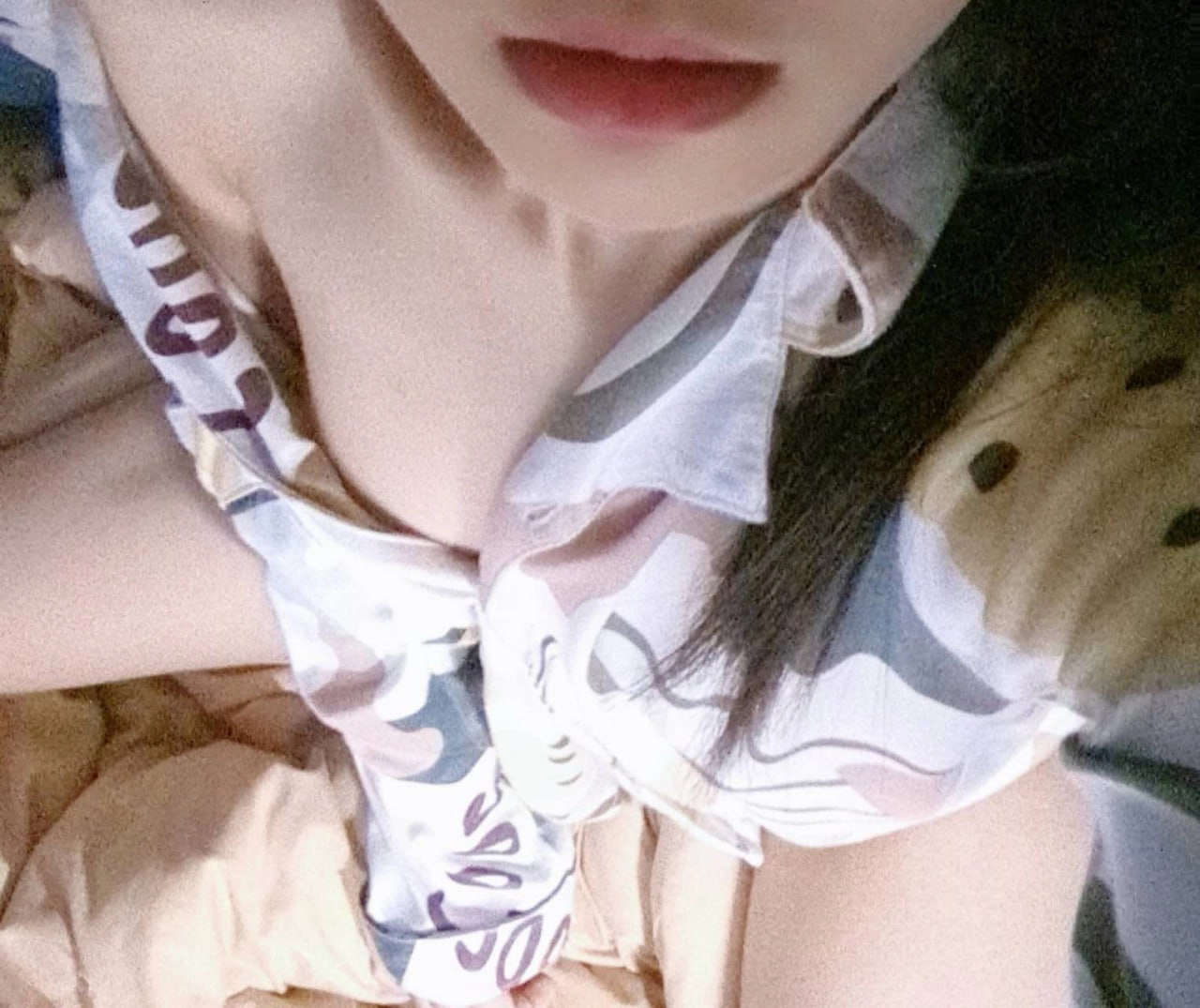 带着粉红色的唇膏的女人在相机上微笑。