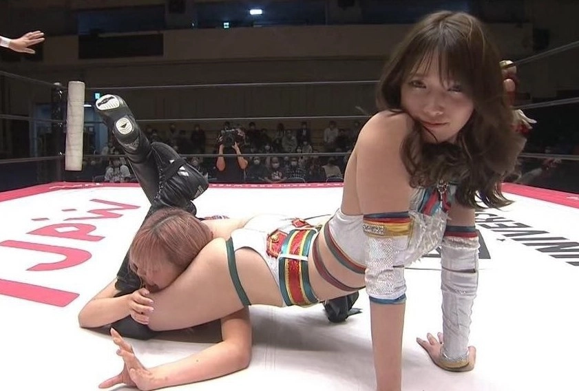 女人被另一个女人震撼了。