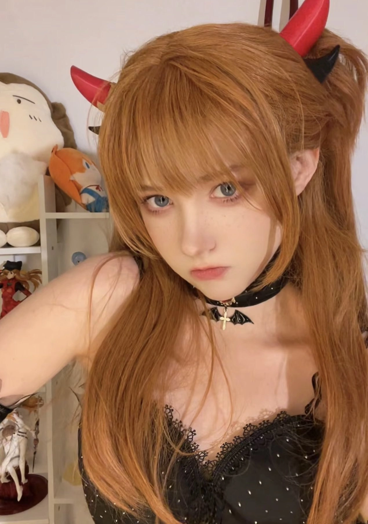 穿着黑色裙子的女人为一张照片而立场。