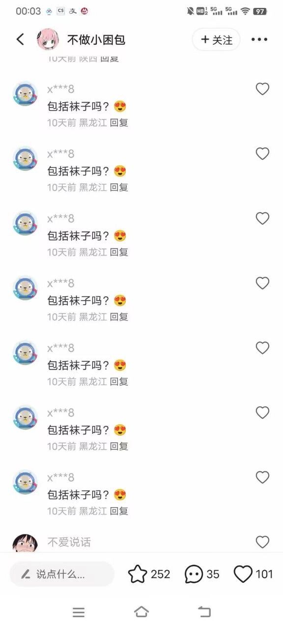 蓝头发和一件白色衬衫的女人。